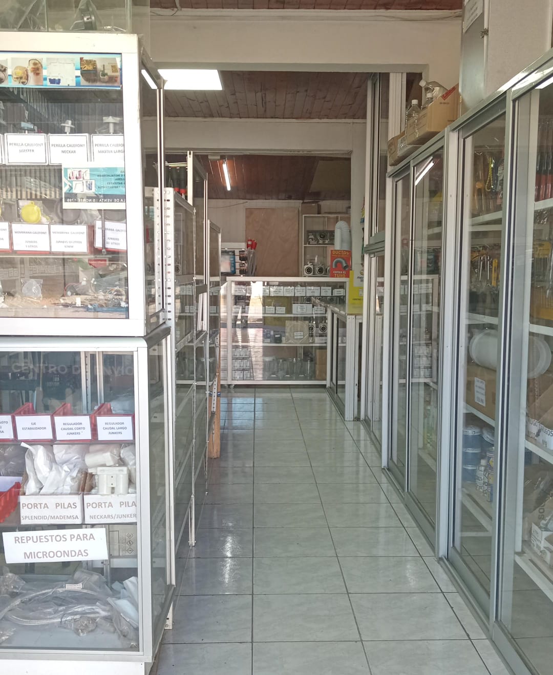 Interior tienda repuestos Talca